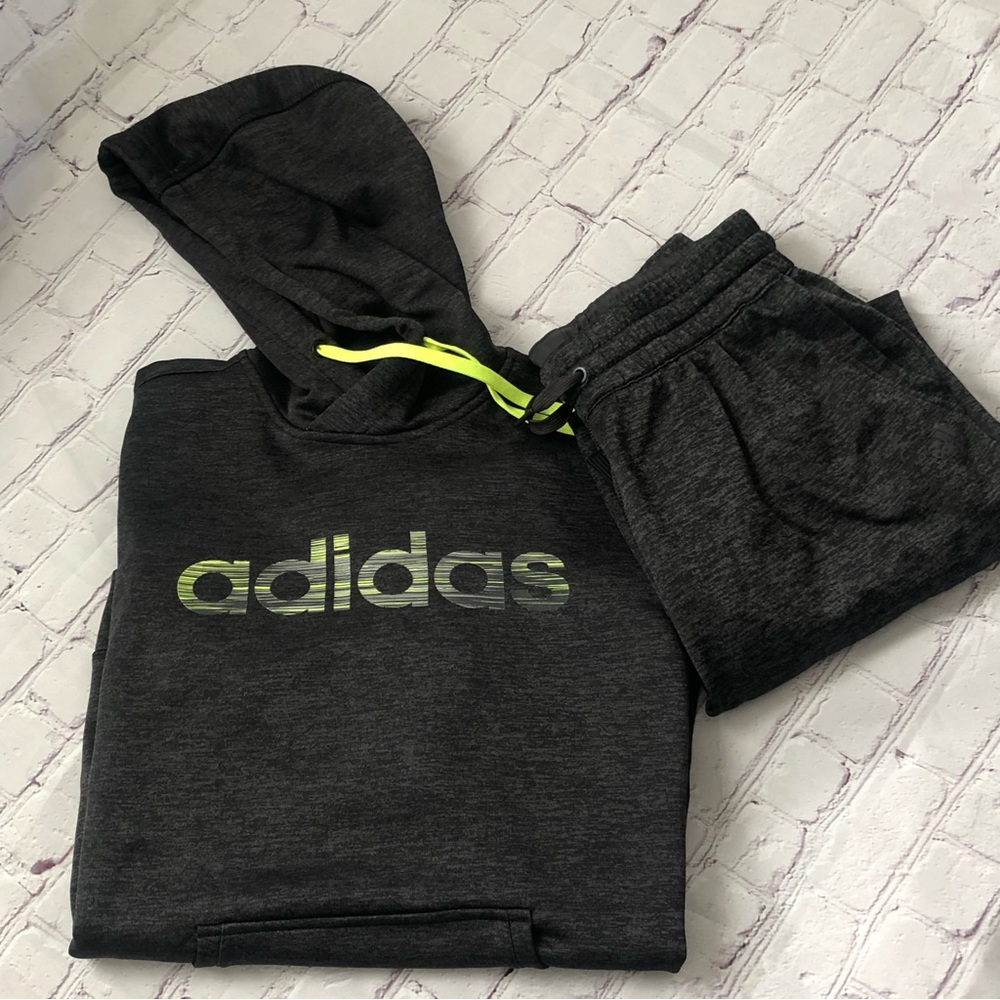 Adidas sweatsuit 🤍